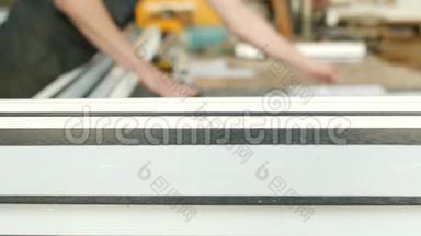 制造PVC窗户，男工根据PVC型材文件检查尺寸，为。